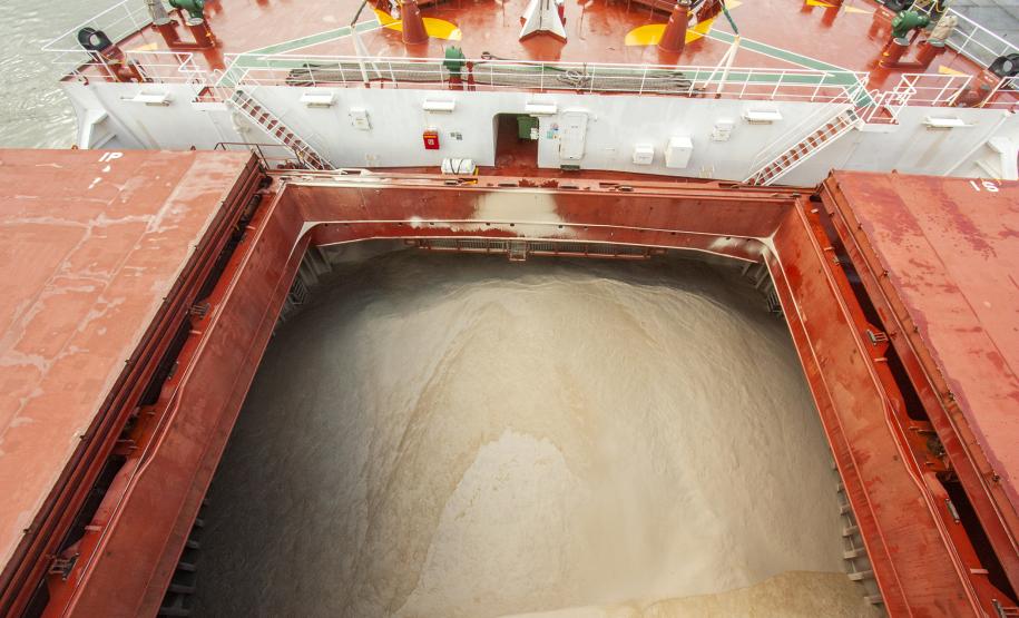 O Porto de Paranaguá registrou nova movimentação recorde. Desta vez, no embarque de açúcar a granel pelo berço 204. Um único navio - o Caravos Glory, das Ilhas Marschall (Oceania) - levará uma carga de 58.175 toneladas para o Oriente Médio. A média dos carregamentos no local geralmente fica entre 40 e 45 mil toneladas. - Paranaguá, 03/06/2019 - Foto: Cláudio Neves/APPA