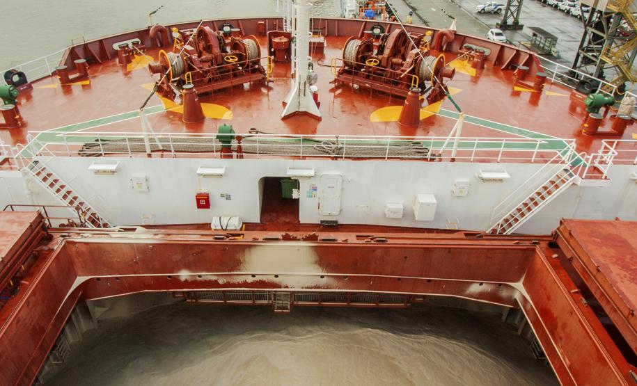 O Porto de Paranaguá registrou nova movimentação recorde. Desta vez, no embarque de açúcar a granel pelo berço 204. Um único navio - o Caravos Glory, das Ilhas Marschall (Oceania) - levará uma carga de 58.175 toneladas para o Oriente Médio. A média dos carregamentos no local geralmente fica entre 40 e 45 mil toneladas. - Paranaguá, 03/06/2019 - Foto: Cláudio Neves/APPA