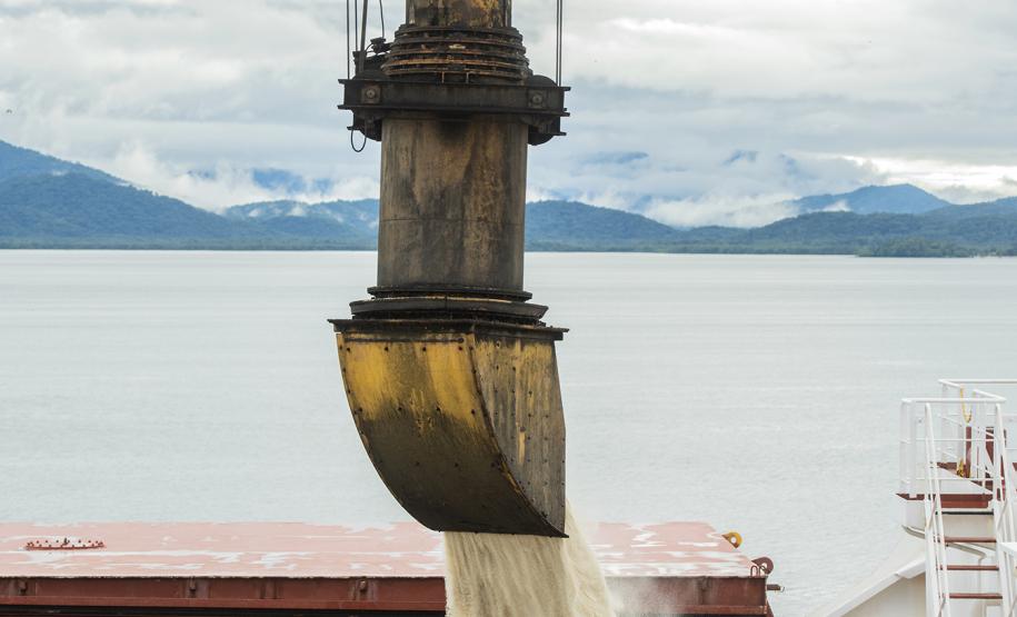 O Porto de Paranaguá registrou nova movimentação recorde. Desta vez, no embarque de açúcar a granel pelo berço 204. Um único navio - o Caravos Glory, das Ilhas Marschall (Oceania) - levará uma carga de 58.175 toneladas para o Oriente Médio. A média dos carregamentos no local geralmente fica entre 40 e 45 mil toneladas. - Paranaguá, 03/06/2019 - Foto: Cláudio Neves/APPA