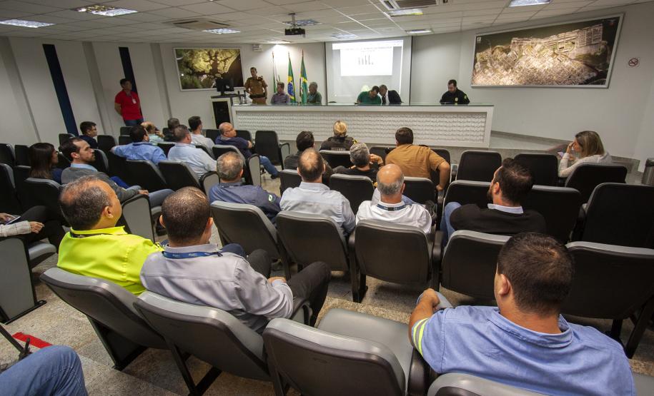 Os roubos de cargas resultados das vazadas, em que criminosos despejam os produtos dos caminhões com destino ao Porto de Paranaguá, diminuíram 80% no último trimestre
