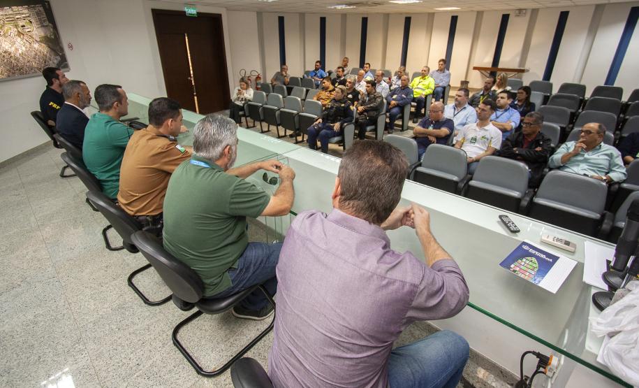 Os roubos de cargas resultados das vazadas, em que criminosos despejam os produtos dos caminhões com destino ao Porto de Paranaguá, diminuíram 80% no último trimestre