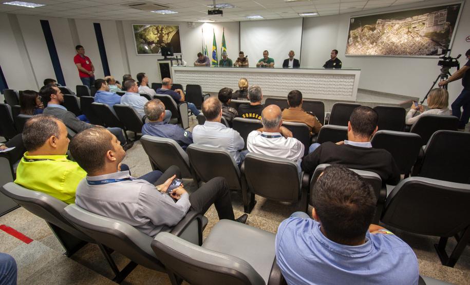 Os roubos de cargas resultados das vazadas, em que criminosos despejam os produtos dos caminhões com destino ao Porto de Paranaguá, diminuíram 80% no último trimestre