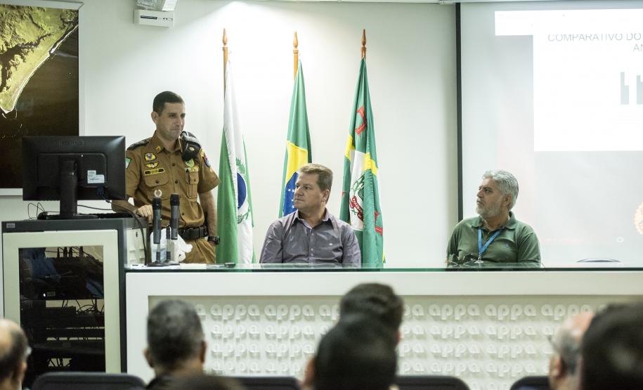 Os roubos de cargas resultados das vazadas, em que criminosos despejam os produtos dos caminhões com destino ao Porto de Paranaguá, diminuíram 80% no último trimestre