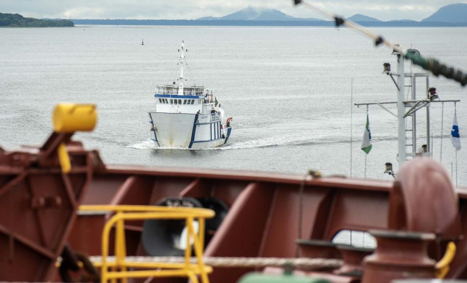 Durante todo o mês de junho, o Porto de Paranaguá vai receber o navio de ensino Ciências do Mar I, da Universidade Federal do Rio Grande do Sul. A embarcação está a serviço dos cursos de Ciências do Mar da Região Sul do Brasil e atenderá alunos do Centro de Estudos do Mar, da Universidade Federal do Paraná (UFPR), e da Universidade Estadual do Oeste do Paraná (Unioeste). Foto: Claudio Neves/APPA