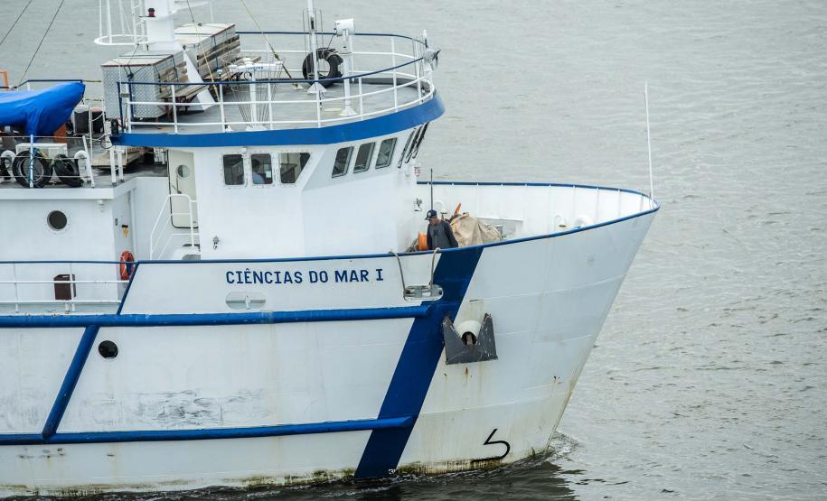 Durante todo o mês de junho, o Porto de Paranaguá vai receber o navio de ensino Ciências do Mar I, da Universidade Federal do Rio Grande do Sul. A embarcação está a serviço dos cursos de Ciências do Mar da Região Sul do Brasil e atenderá alunos do Centro de Estudos do Mar, da Universidade Federal do Paraná (UFPR), e da Universidade Estadual do Oeste do Paraná (Unioeste). Foto: Claudio Neves/APPA