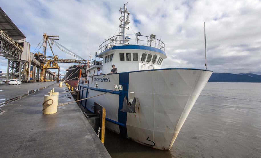 Durante todo o mês de junho, o Porto de Paranaguá vai receber o navio de ensino Ciências do Mar I, da Universidade Federal do Rio Grande do Sul. A embarcação está a serviço dos cursos de Ciências do Mar da Região Sul do Brasil e atenderá alunos do Centro de Estudos do Mar, da Universidade Federal do Paraná (UFPR), e da Universidade Estadual do Oeste do Paraná (Unioeste). Foto: Claudio Neves/APPA
