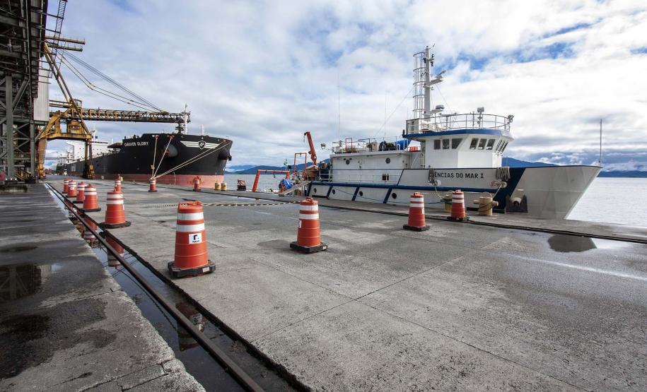 Durante todo o mês de junho, o Porto de Paranaguá vai receber o navio de ensino Ciências do Mar I, da Universidade Federal do Rio Grande do Sul. A embarcação está a serviço dos cursos de Ciências do Mar da Região Sul do Brasil e atenderá alunos do Centro de Estudos do Mar, da Universidade Federal do Paraná (UFPR), e da Universidade Estadual do Oeste do Paraná (Unioeste). Foto: Claudio Neves/APPA