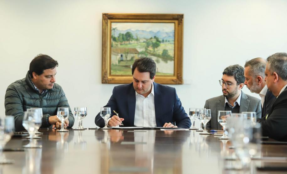 O Porto de Paranaguá terá a primeira reforma no pier público de inflamáveis, que foi construído na década de 1940 e, desde então, recebeu apenas pequenas intervenções de manutenção. Nesta quarta-feira (06), o governador Carlos Massa Ratinho Junior assinou, em reunião no Palácio Iguaçu, a autorização para contratação da empresa que fará a obra. Foto: Rodrigo Felix Leal/ANPr