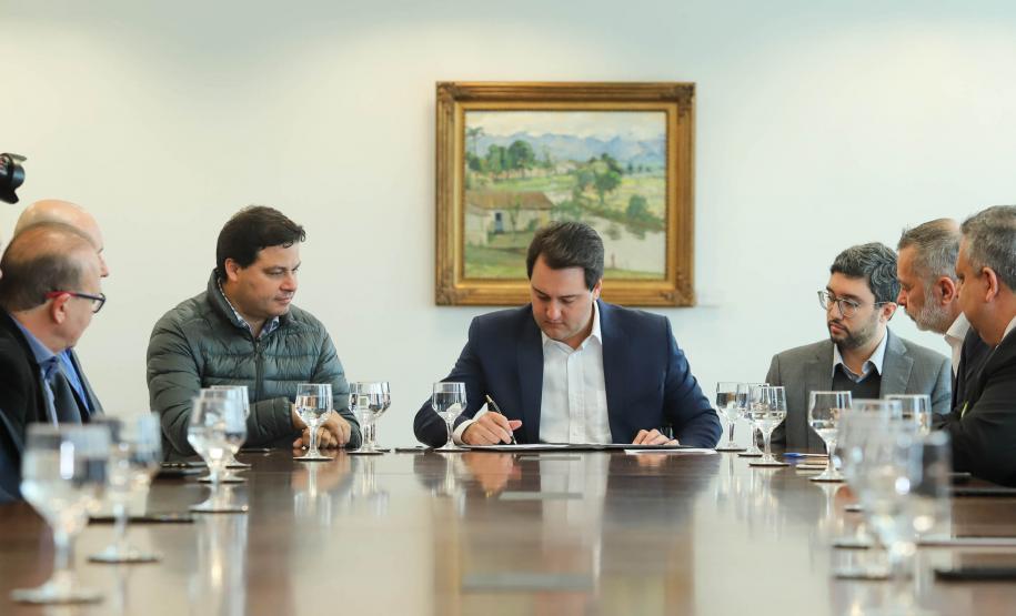 O Porto de Paranaguá terá a primeira reforma no pier público de inflamáveis, que foi construído na década de 1940 e, desde então, recebeu apenas pequenas intervenções de manutenção. Nesta quarta-feira (06), o governador Carlos Massa Ratinho Junior assinou, em reunião no Palácio Iguaçu, a autorização para contratação da empresa que fará a obra. Foto: Rodrigo Felix Leal/ANPr