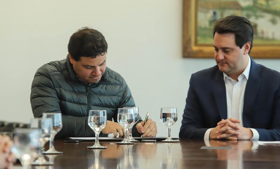 O Porto de Paranaguá terá a primeira reforma no pier público de inflamáveis, que foi construído na década de 1940 e, desde então, recebeu apenas pequenas intervenções de manutenção. Nesta quarta-feira (06), o governador Carlos Massa Ratinho Junior assinou, em reunião no Palácio Iguaçu, a autorização para contratação da empresa que fará a obra. Foto: Rodrigo Felix Leal/ANPr