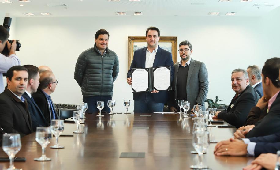 O Porto de Paranaguá terá a primeira reforma no pier público de inflamáveis, que foi construído na década de 1940 e, desde então, recebeu apenas pequenas intervenções de manutenção. Nesta quarta-feira (06), o governador Carlos Massa Ratinho Junior assinou, em reunião no Palácio Iguaçu, a autorização para contratação da empresa que fará a obra. Foto: Rodrigo Felix Leal/ANPr