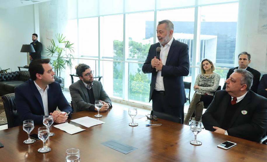 O Porto de Paranaguá terá a primeira reforma no pier público de inflamáveis, que foi construído na década de 1940 e, desde então, recebeu apenas pequenas intervenções de manutenção. Nesta quarta-feira (06), o governador Carlos Massa Ratinho Junior assinou, em reunião no Palácio Iguaçu, a autorização para contratação da empresa que fará a obra. Foto: Rodrigo Felix Leal/ANPr