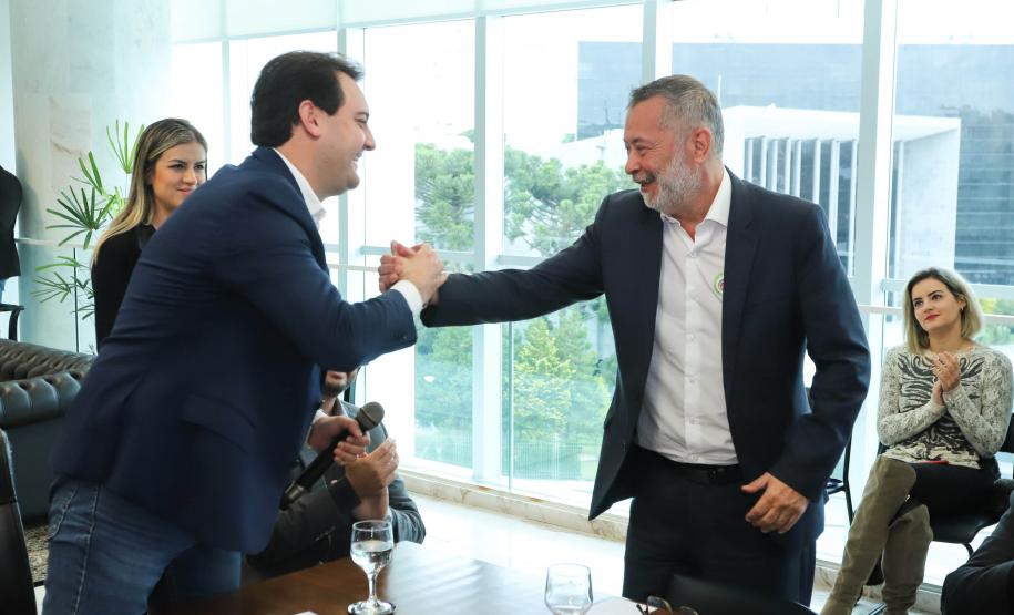 O Porto de Paranaguá terá a primeira reforma no pier público de inflamáveis, que foi construído na década de 1940 e, desde então, recebeu apenas pequenas intervenções de manutenção. Nesta quarta-feira (06), o governador Carlos Massa Ratinho Junior assinou, em reunião no Palácio Iguaçu, a autorização para contratação da empresa que fará a obra. Foto: Rodrigo Felix Leal/ANPr