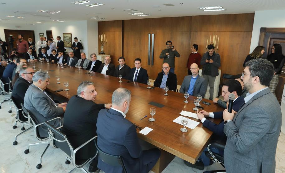 O Porto de Paranaguá terá a primeira reforma no pier público de inflamáveis, que foi construído na década de 1940 e, desde então, recebeu apenas pequenas intervenções de manutenção. Nesta quarta-feira (06), o governador Carlos Massa Ratinho Junior assinou, em reunião no Palácio Iguaçu, a autorização para contratação da empresa que fará a obra. Foto: Rodrigo Felix Leal/ANPr