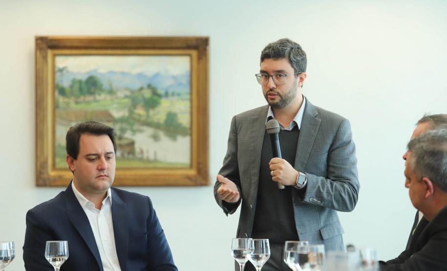 O Porto de Paranaguá terá a primeira reforma no pier público de inflamáveis, que foi construído na década de 1940 e, desde então, recebeu apenas pequenas intervenções de manutenção. Nesta quarta-feira (06), o governador Carlos Massa Ratinho Junior assinou, em reunião no Palácio Iguaçu, a autorização para contratação da empresa que fará a obra. Foto: Rodrigo Felix Leal/ANPr