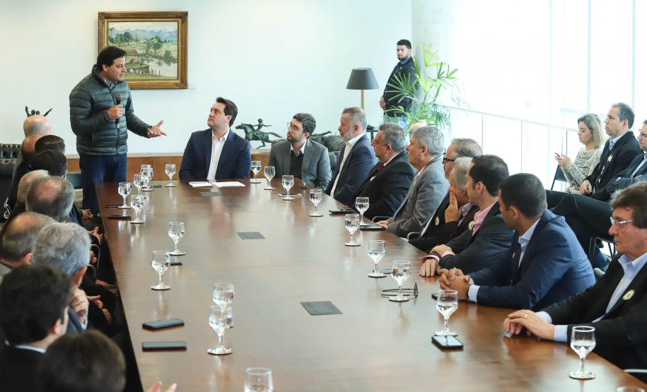 O Porto de Paranaguá terá a primeira reforma no pier público de inflamáveis, que foi construído na década de 1940 e, desde então, recebeu apenas pequenas intervenções de manutenção. Nesta quarta-feira (06), o governador Carlos Massa Ratinho Junior assinou, em reunião no Palácio Iguaçu, a autorização para contratação da empresa que fará a obra. Foto: Rodrigo Felix Leal/ANPr