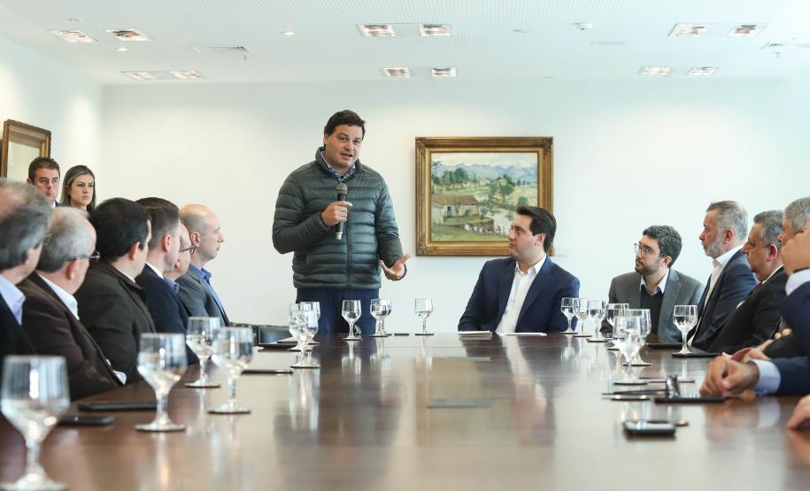 O Porto de Paranaguá terá a primeira reforma no pier público de inflamáveis, que foi construído na década de 1940 e, desde então, recebeu apenas pequenas intervenções de manutenção. Nesta quarta-feira (06), o governador Carlos Massa Ratinho Junior assinou, em reunião no Palácio Iguaçu, a autorização para contratação da empresa que fará a obra. Foto: Rodrigo Felix Leal/ANPr