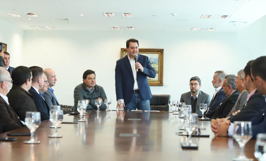 O Porto de Paranaguá terá a primeira reforma no pier público de inflamáveis, que foi construído na década de 1940 e, desde então, recebeu apenas pequenas intervenções de manutenção. Nesta quarta-feira (06), o governador Carlos Massa Ratinho Junior assinou, em reunião no Palácio Iguaçu, a autorização para contratação da empresa que fará a obra. Foto: Rodrigo Felix Leal/ANPr