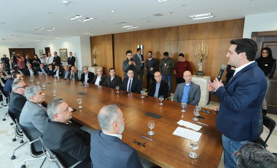 O Porto de Paranaguá terá a primeira reforma no pier público de inflamáveis, que foi construído na década de 1940 e, desde então, recebeu apenas pequenas intervenções de manutenção. Nesta quarta-feira (06), o governador Carlos Massa Ratinho Junior assinou, em reunião no Palácio Iguaçu, a autorização para contratação da empresa que fará a obra. Foto: Rodrigo Felix Leal/ANPr