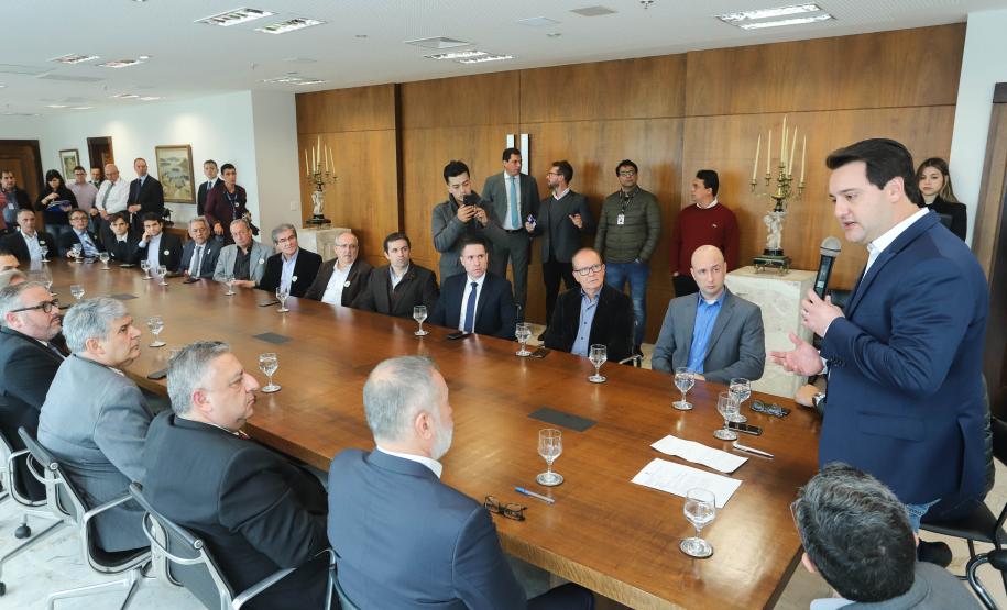 O Porto de Paranaguá terá a primeira reforma no pier público de inflamáveis, que foi construído na década de 1940 e, desde então, recebeu apenas pequenas intervenções de manutenção. Nesta quarta-feira (06), o governador Carlos Massa Ratinho Junior assinou, em reunião no Palácio Iguaçu, a autorização para contratação da empresa que fará a obra. Foto: Rodrigo Felix Leal/ANPr