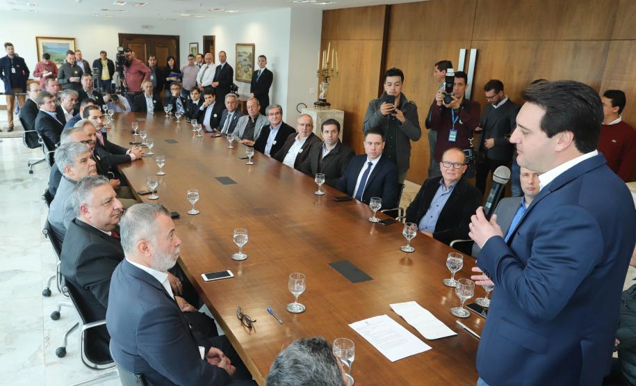 O Porto de Paranaguá terá a primeira reforma no pier público de inflamáveis, que foi construído na década de 1940 e, desde então, recebeu apenas pequenas intervenções de manutenção. Nesta quarta-feira (06), o governador Carlos Massa Ratinho Junior assinou, em reunião no Palácio Iguaçu, a autorização para contratação da empresa que fará a obra. Foto: Rodrigo Felix Leal/ANPr