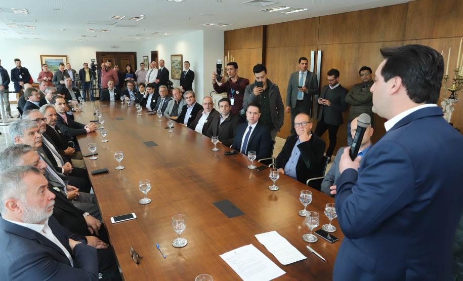 O Porto de Paranaguá terá a primeira reforma no pier público de inflamáveis, que foi construído na década de 1940 e, desde então, recebeu apenas pequenas intervenções de manutenção. Nesta quarta-feira (06), o governador Carlos Massa Ratinho Junior assinou, em reunião no Palácio Iguaçu, a autorização para contratação da empresa que fará a obra. Foto: Rodrigo Felix Leal/ANPr