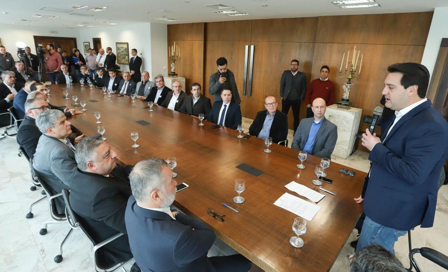 O Porto de Paranaguá terá a primeira reforma no pier público de inflamáveis, que foi construído na década de 1940 e, desde então, recebeu apenas pequenas intervenções de manutenção. Nesta quarta-feira (06), o governador Carlos Massa Ratinho Junior assinou, em reunião no Palácio Iguaçu, a autorização para contratação da empresa que fará a obra. Foto: Rodrigo Felix Leal/ANPr