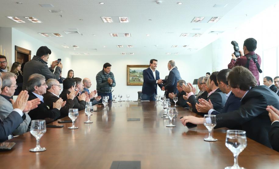 O Porto de Paranaguá terá a primeira reforma no pier público de inflamáveis, que foi construído na década de 1940 e, desde então, recebeu apenas pequenas intervenções de manutenção. Nesta quarta-feira (06), o governador Carlos Massa Ratinho Junior assinou, em reunião no Palácio Iguaçu, a autorização para contratação da empresa que fará a obra. Foto: Rodrigo Felix Leal/ANPr