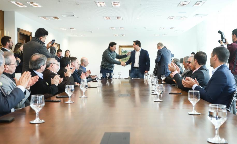 O Porto de Paranaguá terá a primeira reforma no pier público de inflamáveis, que foi construído na década de 1940 e, desde então, recebeu apenas pequenas intervenções de manutenção. Nesta quarta-feira (06), o governador Carlos Massa Ratinho Junior assinou, em reunião no Palácio Iguaçu, a autorização para contratação da empresa que fará a obra. Foto: Rodrigo Felix Leal/ANPr