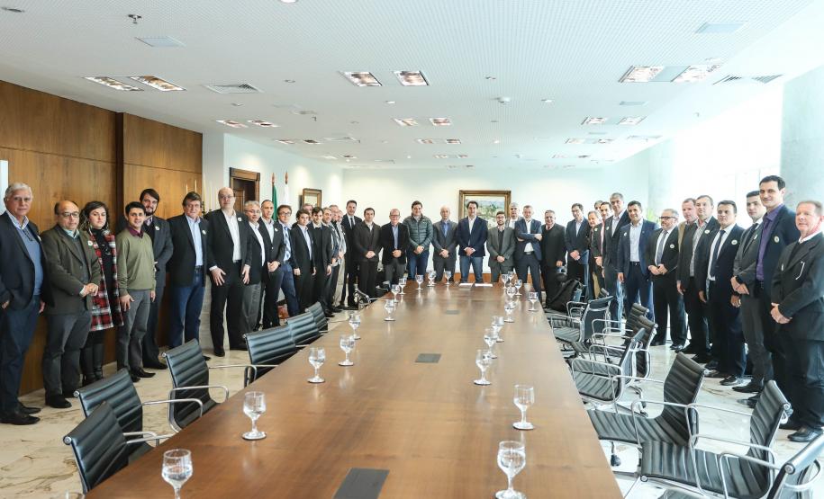 O Porto de Paranaguá terá a primeira reforma no pier público de inflamáveis, que foi construído na década de 1940 e, desde então, recebeu apenas pequenas intervenções de manutenção. Nesta quarta-feira (06), o governador Carlos Massa Ratinho Junior assinou, em reunião no Palácio Iguaçu, a autorização para contratação da empresa que fará a obra. Foto: Rodrigo Felix Leal/ANPr