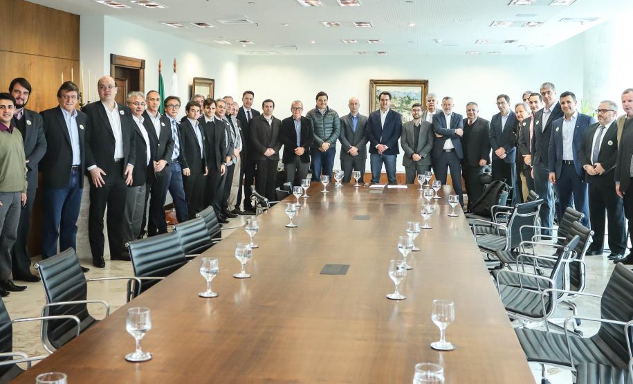 O Porto de Paranaguá terá a primeira reforma no pier público de inflamáveis, que foi construído na década de 1940 e, desde então, recebeu apenas pequenas intervenções de manutenção. Nesta quarta-feira (06), o governador Carlos Massa Ratinho Junior assinou, em reunião no Palácio Iguaçu, a autorização para contratação da empresa que fará a obra. Foto: Rodrigo Felix Leal/ANPr