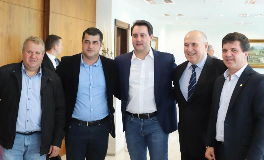 O Porto de Paranaguá terá a primeira reforma no pier público de inflamáveis, que foi construído na década de 1940 e, desde então, recebeu apenas pequenas intervenções de manutenção. Nesta quarta-feira (06), o governador Carlos Massa Ratinho Junior assinou, em reunião no Palácio Iguaçu, a autorização para contratação da empresa que fará a obra. Foto: Rodrigo Felix Leal/ANPr