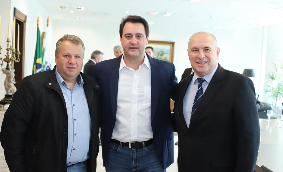 O Porto de Paranaguá terá a primeira reforma no pier público de inflamáveis, que foi construído na década de 1940 e, desde então, recebeu apenas pequenas intervenções de manutenção. Nesta quarta-feira (06), o governador Carlos Massa Ratinho Junior assinou, em reunião no Palácio Iguaçu, a autorização para contratação da empresa que fará a obra. Foto: Rodrigo Felix Leal/ANPr