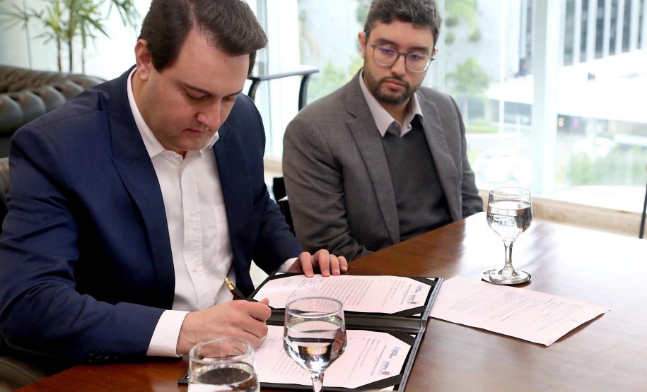 O governador Carlos Massa Ratinho Jr assinou autorização para contratação de empresa especializada em engenharia portuária para execução das obras de recuperação do Píer Público de Inflamáveis do Porto de Paranaguá.Foto Gilson Abreu/ANPr