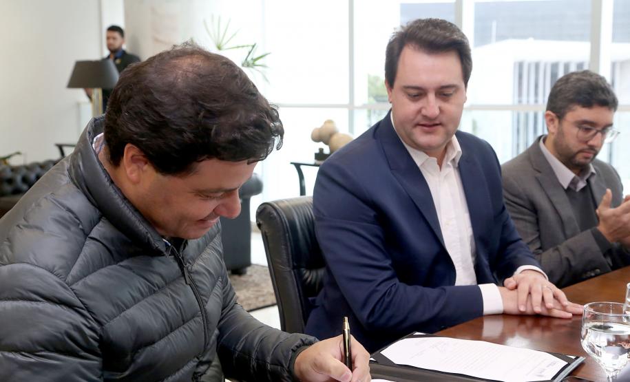 O governador Carlos Massa Ratinho Jr assinou autorização para contratação de empresa especializada em engenharia portuária para execução das obras de recuperação do Píer Público de Inflamáveis do Porto de Paranaguá.Foto Gilson Abreu/ANPr