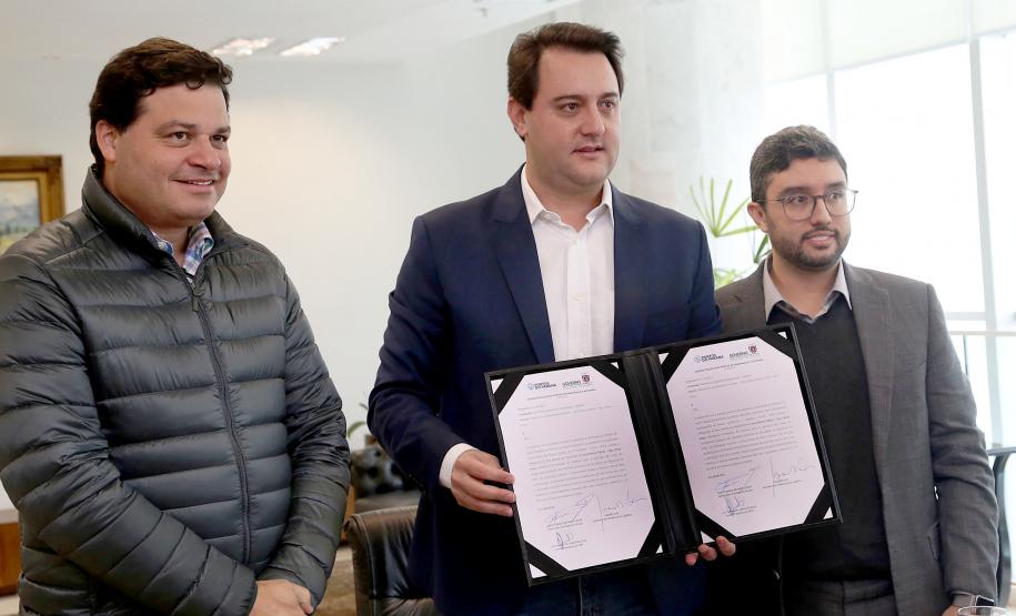 O governador Carlos Massa Ratinho Jr assinou autorização para contratação de empresa especializada em engenharia portuária para execução das obras de recuperação do Píer Público de Inflamáveis do Porto de Paranaguá.Foto Gilson Abreu/ANPr