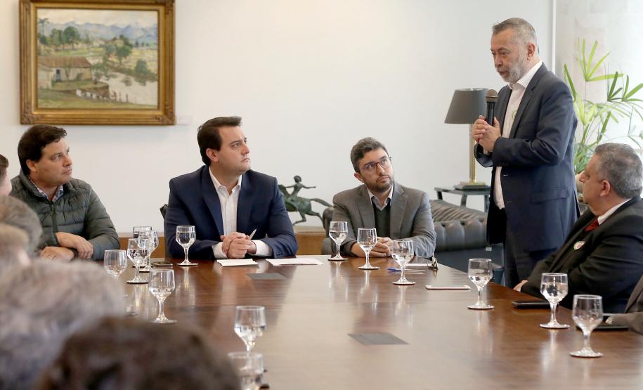 O governador Carlos Massa Ratinho Jr assinou autorização para contratação de empresa especializada em engenharia portuária para execução das obras de recuperação do Píer Público de Inflamáveis do Porto de Paranaguá.Foto Gilson Abreu/ANPr