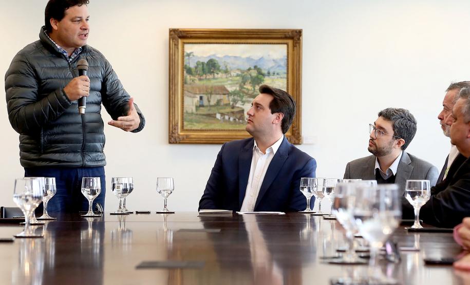 O governador Carlos Massa Ratinho Jr assinou autorização para contratação de empresa especializada em engenharia portuária para execução das obras de recuperação do Píer Público de Inflamáveis do Porto de Paranaguá.Foto Gilson Abreu/ANPr