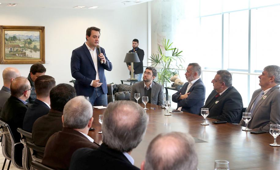 O governador Carlos Massa Ratinho Jr assinou autorização para contratação de empresa especializada em engenharia portuária para execução das obras de recuperação do Píer Público de Inflamáveis do Porto de Paranaguá.Foto Gilson Abreu/ANPr