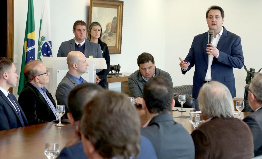 O governador Carlos Massa Ratinho Jr assinou autorização para contratação de empresa especializada em engenharia portuária para execução das obras de recuperação do Píer Público de Inflamáveis do Porto de Paranaguá.Foto Gilson Abreu/ANPr