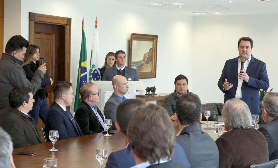 O governador Carlos Massa Ratinho Jr assinou autorização para contratação de empresa especializada em engenharia portuária para execução das obras de recuperação do Píer Público de Inflamáveis do Porto de Paranaguá.Foto Gilson Abreu/ANPr