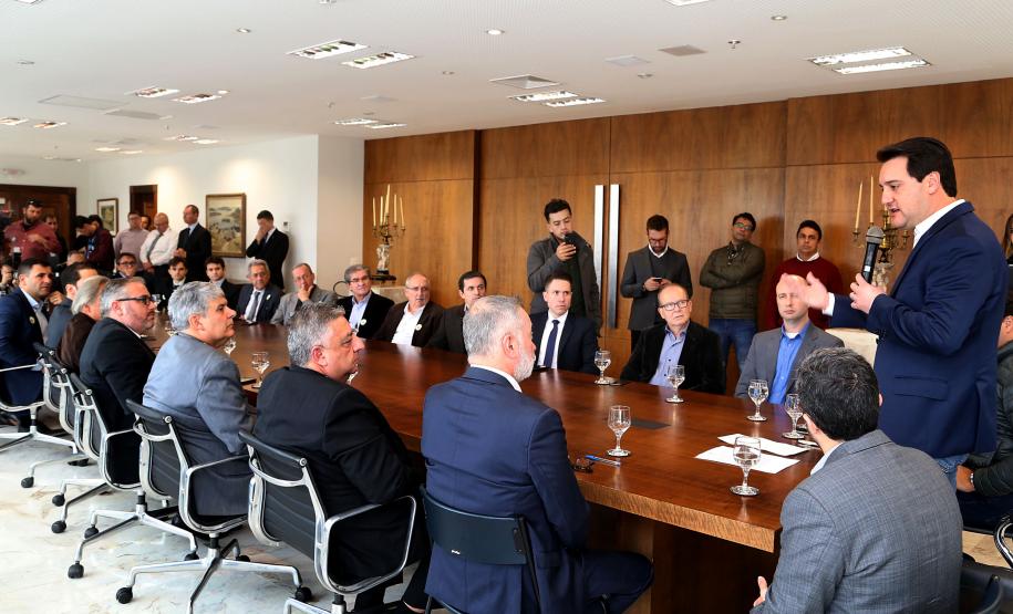 O governador Carlos Massa Ratinho Jr assinou autorização para contratação de empresa especializada em engenharia portuária para execução das obras de recuperação do Píer Público de Inflamáveis do Porto de Paranaguá.Foto Gilson Abreu/ANPr