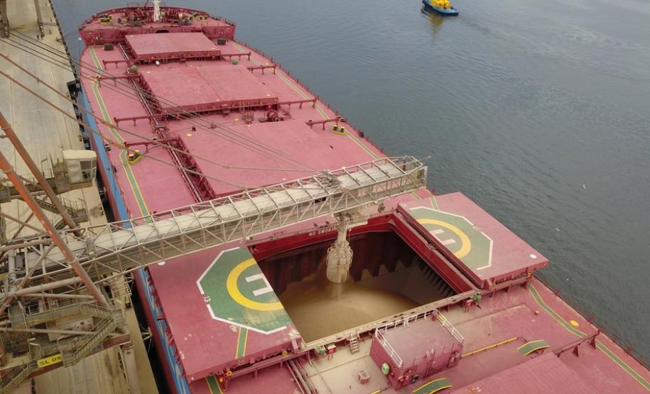 O Porto de Paranaguá vai movimentar nesta semana a maior quantidade de grãos para exportação da história. O navio chinês Lan Hua Hai chega nesta segunda-feira (27) no porto paranaense e vai receber 90 mil toneladas de farelo de soja ? o equivalente a cerca de 2,5 mil carretas carregadas. A previsão é que a operação dure quatro dias. - Paranaguá, 28/05/2019 - Foto: José Fernando Ogura/ANPr