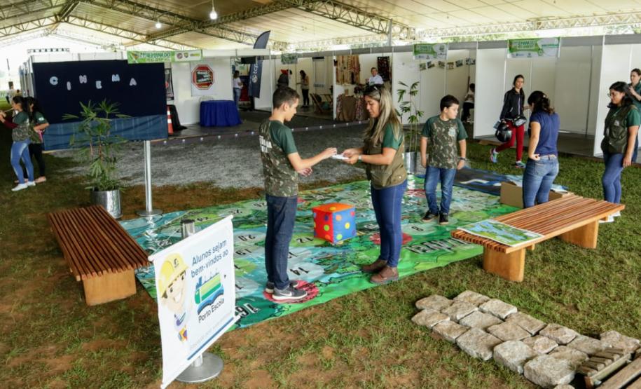 Aprender sobre sustentabilidade e ecologia com diversão e brincadeiras. Esta é a proposta dos Portos do Paraná para as ações da Semana do Meio Ambiente, que acontecem até o próximo sábado (15), no Aeroparque, em Paranaguá. Um grande jogo de tabuleiro leva os alunos da rede municipal e estadual de ensino para um passeio pela baía e desafia os conhecimentos de cada um sobre os temas. - Paranaguá, 11/-6/2019 - Foto: Cláudio Neves/ANPr