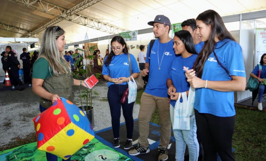 Aprender sobre sustentabilidade e ecologia com diversão e brincadeiras. Esta é a proposta dos Portos do Paraná para as ações da Semana do Meio Ambiente, que acontecem até o próximo sábado (15), no Aeroparque, em Paranaguá. Um grande jogo de tabuleiro leva os alunos da rede municipal e estadual de ensino para um passeio pela baía e desafia os conhecimentos de cada um sobre os temas. - Paranaguá, 11/-6/2019 - Foto: Cláudio Neves/ANPr