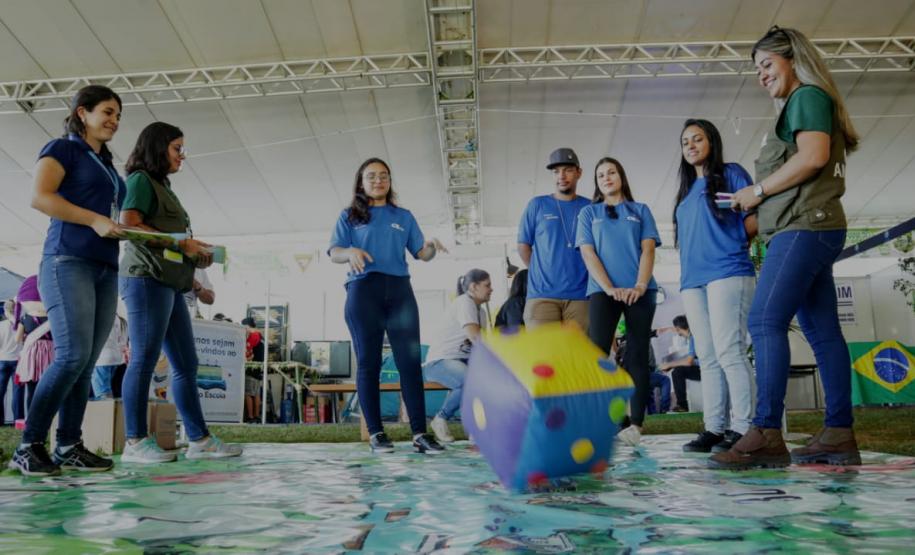 Aprender sobre sustentabilidade e ecologia com diversão e brincadeiras. Esta é a proposta dos Portos do Paraná para as ações da Semana do Meio Ambiente, que acontecem até o próximo sábado (15), no Aeroparque, em Paranaguá. Um grande jogo de tabuleiro leva os alunos da rede municipal e estadual de ensino para um passeio pela baía e desafia os conhecimentos de cada um sobre os temas. - Paranaguá, 11/-6/2019 - Foto: Cláudio Neves/ANPr