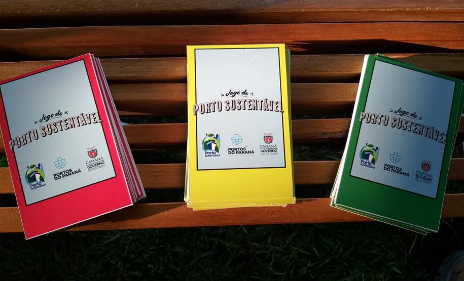 Aprender sobre sustentabilidade e ecologia com diversão e brincadeiras. Esta é a proposta dos Portos do Paraná para as ações da Semana do Meio Ambiente, que acontecem até o próximo sábado (15), no Aeroparque, em Paranaguá. Um grande jogo de tabuleiro leva os alunos da rede municipal e estadual de ensino para um passeio pela baía e desafia os conhecimentos de cada um sobre os temas. - Paranaguá, 11/-6/2019 - Foto: Cláudio Neves/ANPr