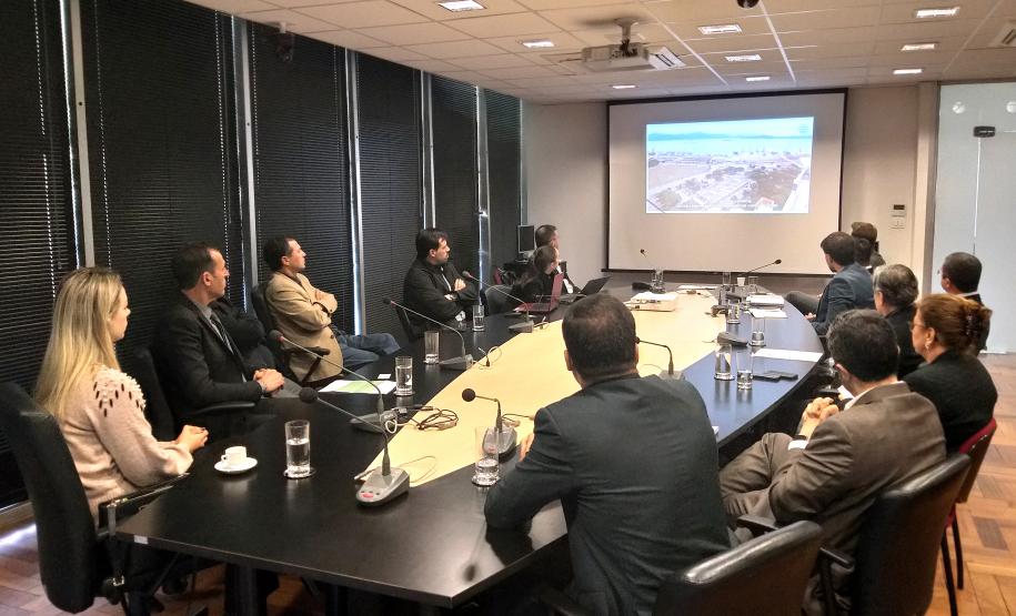 A Administração dos Portos do Paraná vai retomar os estudos para implantação do sistema unificado de identificação, rastreamento e autenticação de mercadorias no Estado. O diretor-presidente Luiz Fernando Garcia participou nesta terça-feira (11) do 3º Workshop Brasil ID Smart Port, na sede do Ministério Público do Estado, em Curitiba. - Curitiba, 11/06/2019 - Foto: Cláudio Neves/APPA