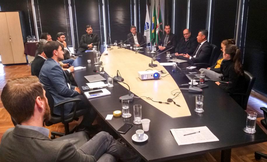 A Administração dos Portos do Paraná vai retomar os estudos para implantação do sistema unificado de identificação, rastreamento e autenticação de mercadorias no Estado. O diretor-presidente Luiz Fernando Garcia participou nesta terça-feira (11) do 3º Workshop Brasil ID Smart Port, na sede do Ministério Público do Estado, em Curitiba. - Curitiba, 11/06/2019 - Foto: Cláudio Neves/APPA