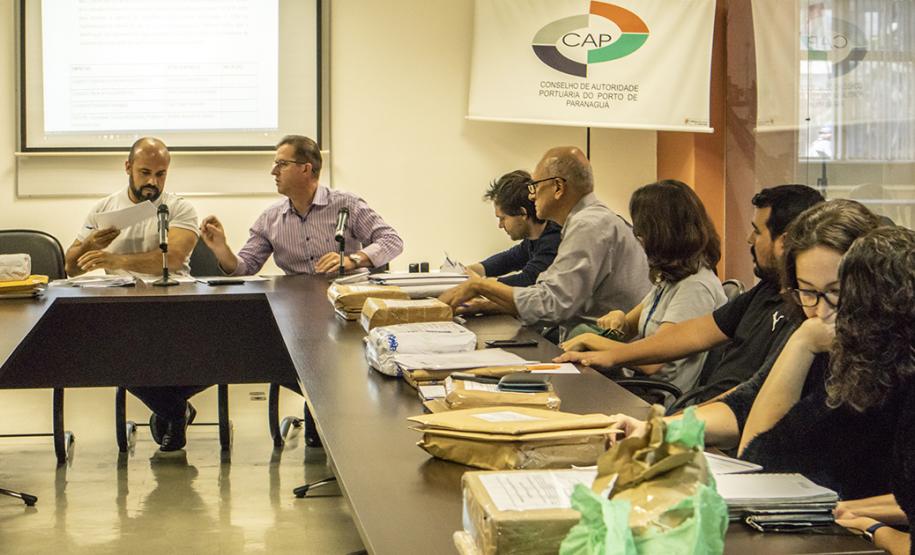 A Diretoria de Engenharia e Manutenção dos Portos do Paraná já analisa as propostas técnicas que concorrem para desenvolver o projeto executivo da avenida Ayrton Senna da Silva. O projeto é para restauração e ampliação da capacidade do trecho urbano, com 8,1 quilômetros de extensão, entre a continuação da BR 277 e o Porto de Paranaguá. p Paranaguá, 12/06/2019 - Foto: Cláudio Neves/APPA